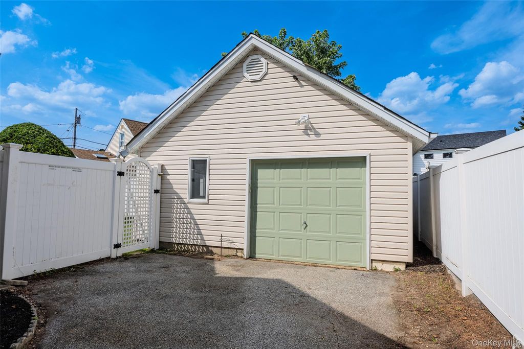 31 Cherry Avenue, Bethpage, NY 11714 — photo 3