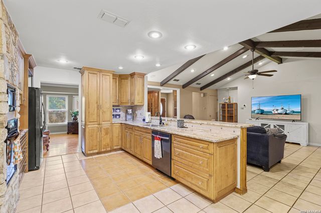9477 WINDWOOD DR, Boerne, TX 78006