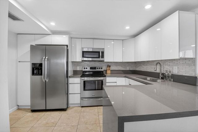 5280 NW 2nd Ave Ph-17, Boca Raton, FL 33487