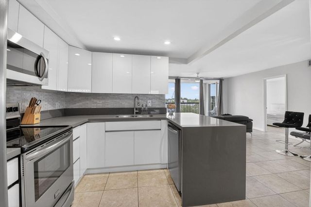 5280 NW 2nd Ave Ph-17, Boca Raton, FL 33487