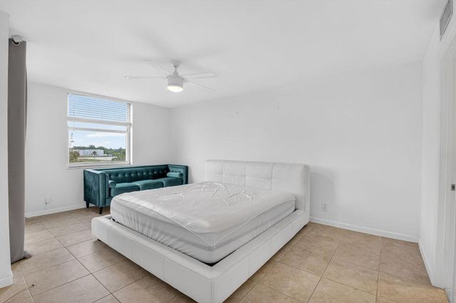 5280 NW 2nd Ave Ph-17, Boca Raton, FL 33487