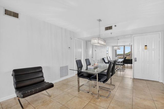 5280 NW 2nd Ave Ph-17, Boca Raton, FL 33487