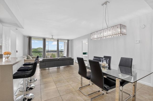 5280 NW 2nd Ave Ph-17, Boca Raton, FL 33487