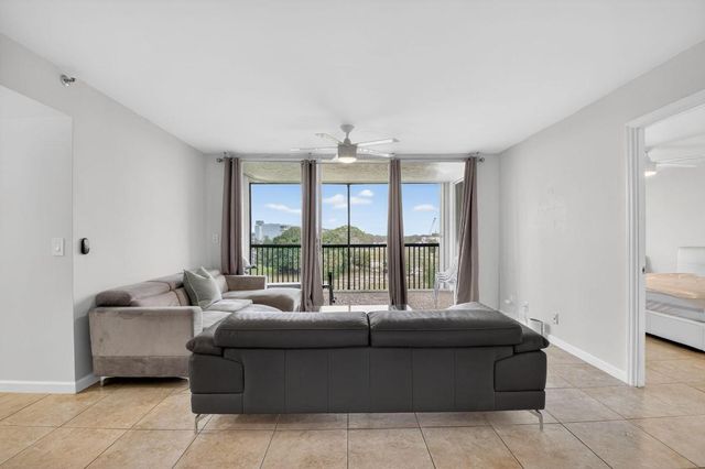 5280 NW 2nd Ave Ph-17, Boca Raton, FL 33487