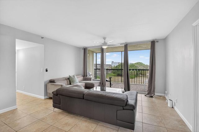 5280 NW 2nd Ave Ph-17, Boca Raton, FL 33487