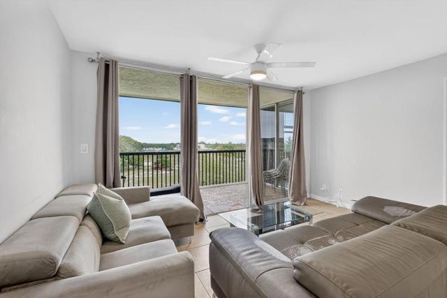 5280 NW 2nd Ave Ph-17, Boca Raton, FL 33487