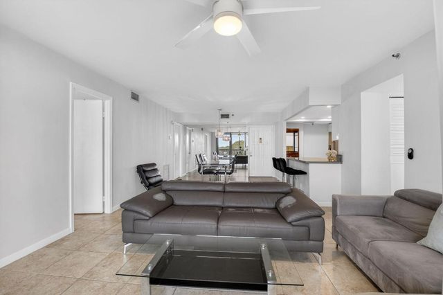 5280 NW 2nd Ave Ph-17, Boca Raton, FL 33487