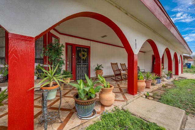 903 E Westmeyer, Poth, TX 78147