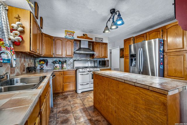 903 E Westmeyer, Poth, TX 78147