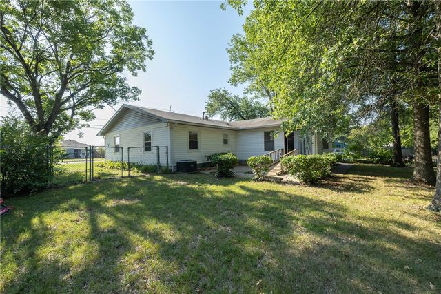 921 S Morningside Drive, Fayetteville, AR 72701
