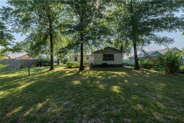 921 S Morningside Drive, Fayetteville, AR 72701