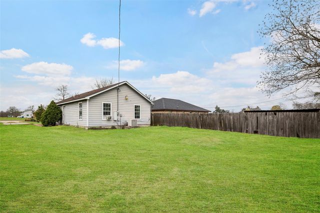 330 3rd Street, Hempstead, TX 77445