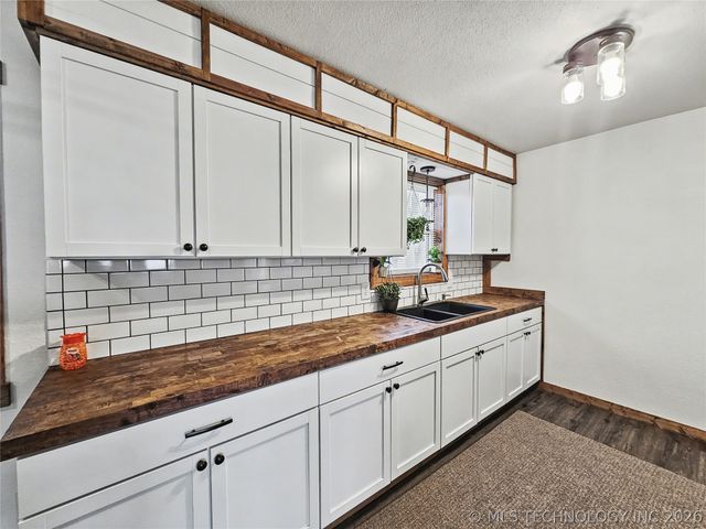 1403 N 6th Street, Stilwell, OK 74960