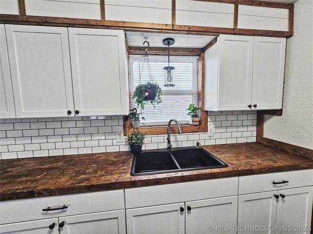 1403 N 6th Street, Stilwell, OK 74960