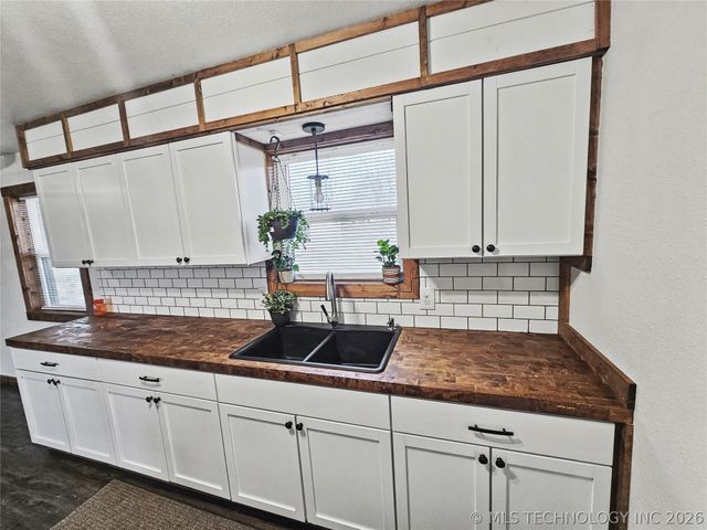 1403 N 6th Street, Stilwell, OK 74960