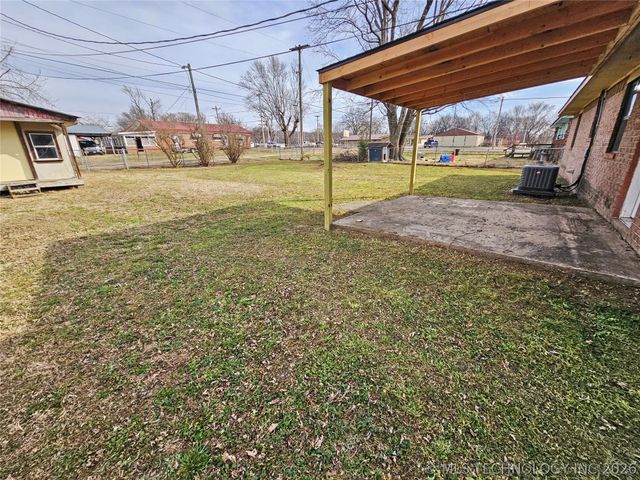 1403 N 6th Street, Stilwell, OK 74960
