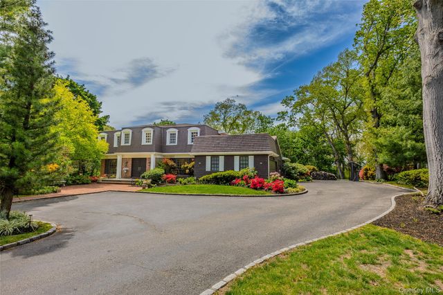 6 The Hollows W, East Norwich, NY 11732