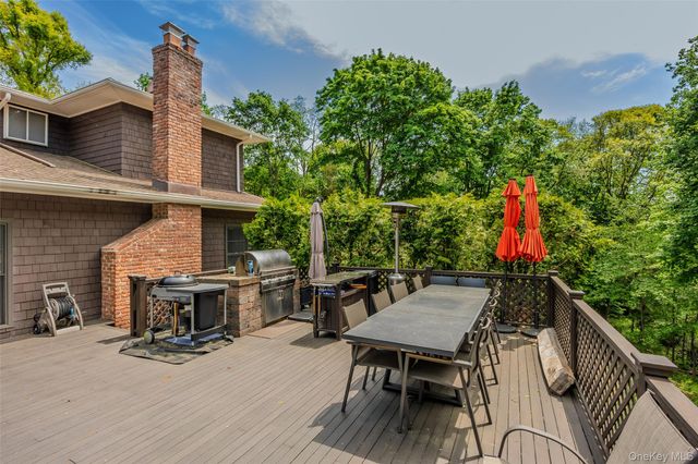 6 The Hollows W, East Norwich, NY 11732