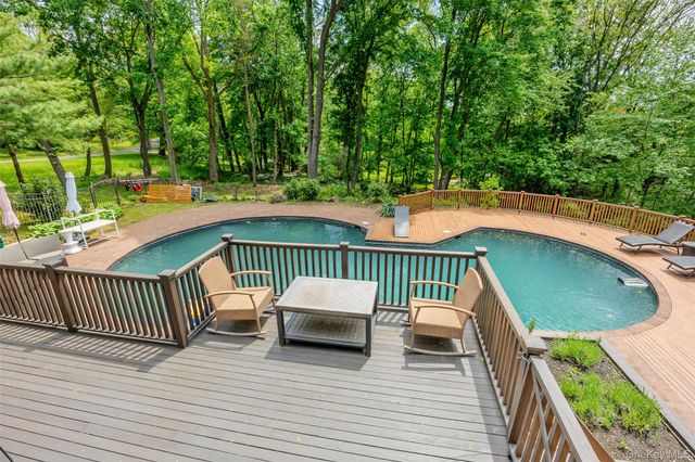 6 The Hollows W, East Norwich, NY 11732