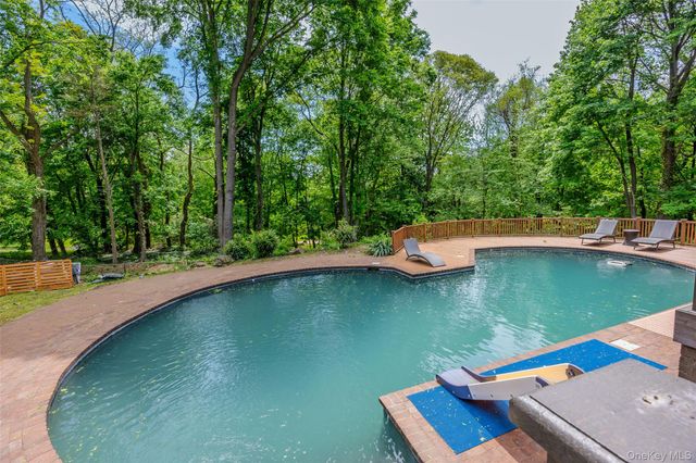 6 The Hollows W, East Norwich, NY 11732