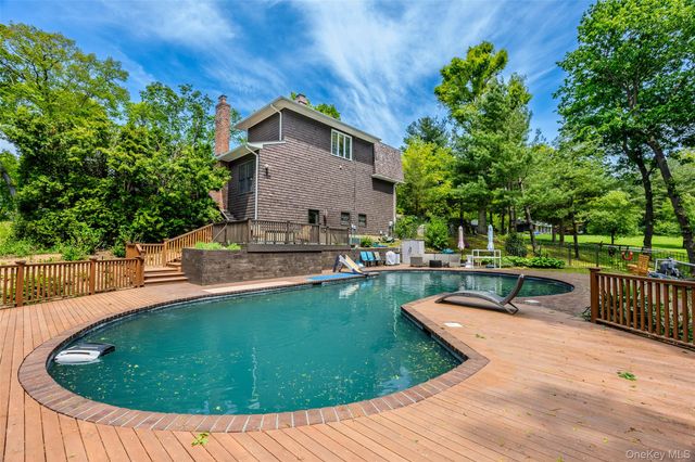 6 The Hollows W, East Norwich, NY 11732
