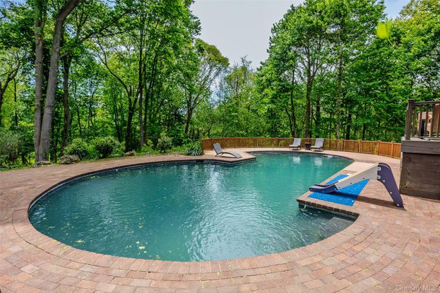 6 The Hollows W, East Norwich, NY 11732