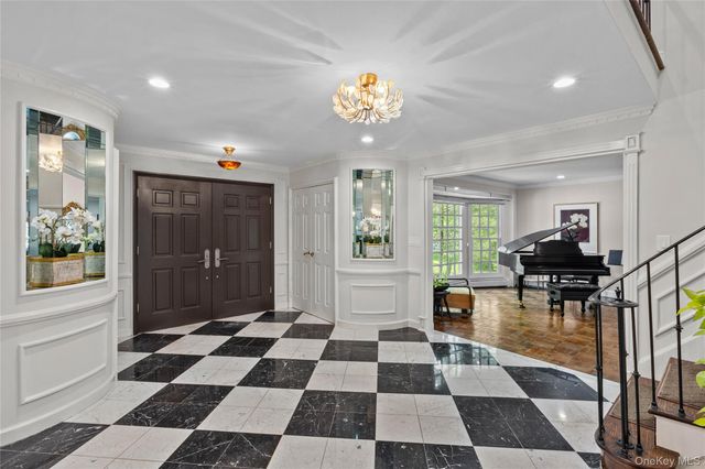 6 The Hollows W, East Norwich, NY 11732