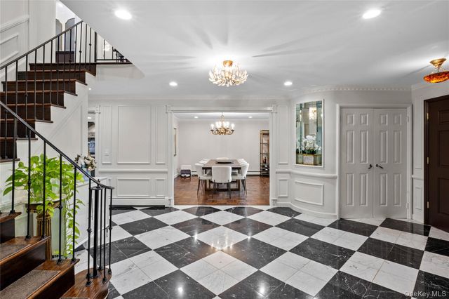 6 The Hollows W, East Norwich, NY 11732