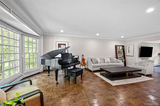 6 The Hollows W, East Norwich, NY 11732