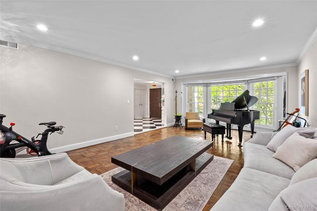 6 The Hollows W, East Norwich, NY 11732