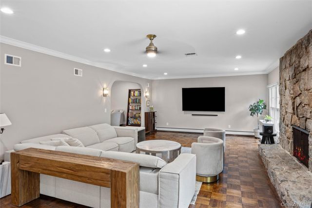 6 The Hollows W, East Norwich, NY 11732
