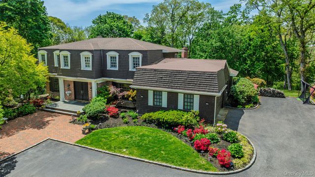 6 The Hollows W, East Norwich, NY 11732