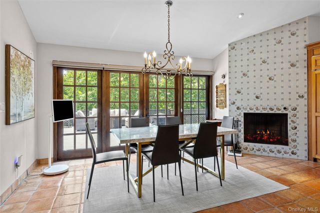 6 The Hollows W, East Norwich, NY 11732
