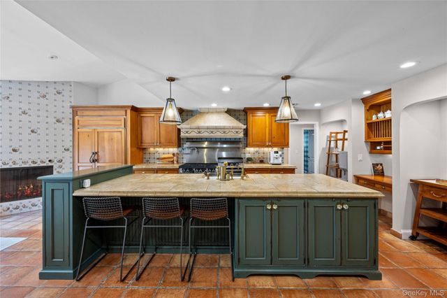 6 The Hollows W, East Norwich, NY 11732