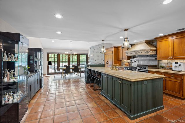 6 The Hollows W, East Norwich, NY 11732