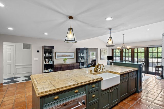 6 The Hollows W, East Norwich, NY 11732