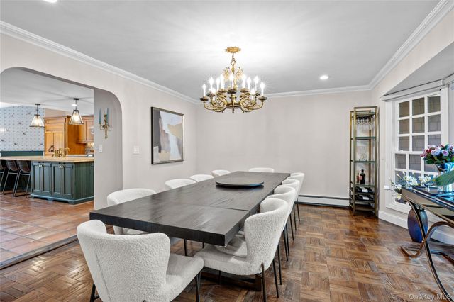6 The Hollows W, East Norwich, NY 11732