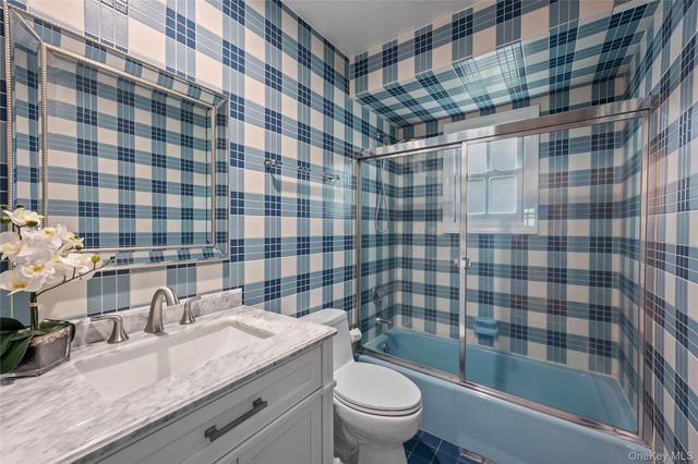 6 The Hollows W, East Norwich, NY 11732