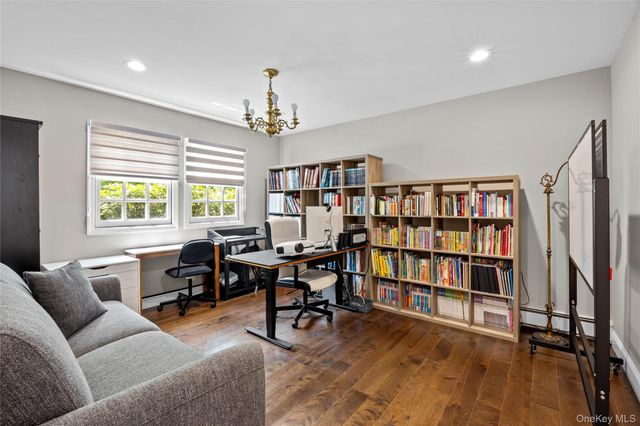6 The Hollows W, East Norwich, NY 11732