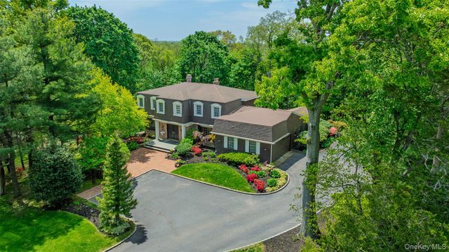6 The Hollows W, East Norwich, NY 11732
