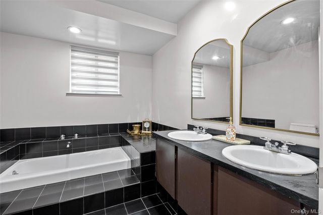 6 The Hollows W, East Norwich, NY 11732