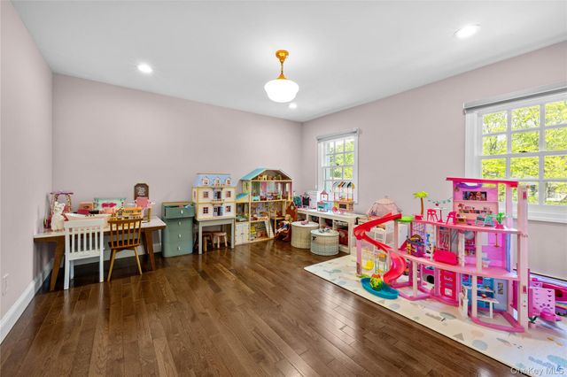 6 The Hollows W, East Norwich, NY 11732