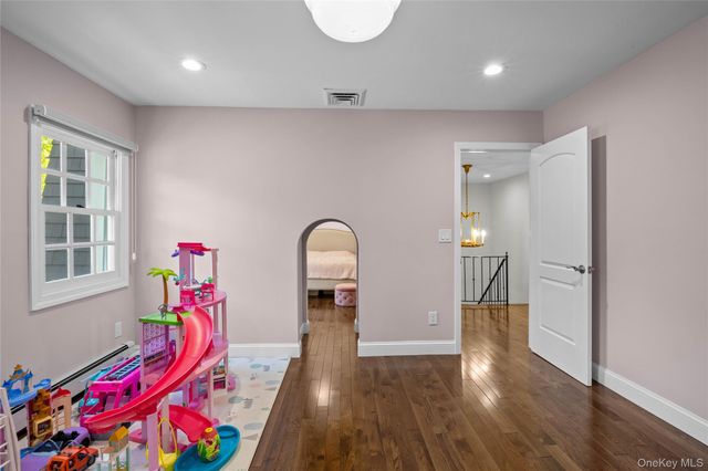 6 The Hollows W, East Norwich, NY 11732