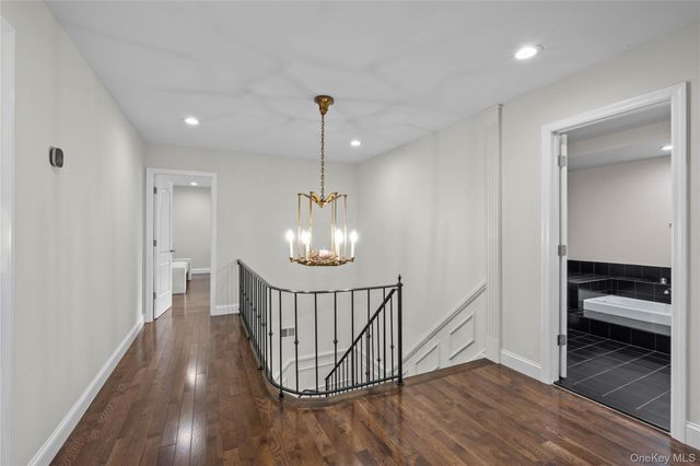 6 The Hollows W, East Norwich, NY 11732