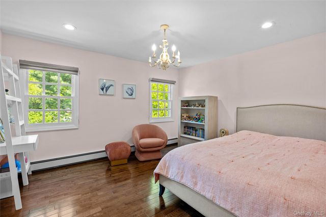 6 The Hollows W, East Norwich, NY 11732