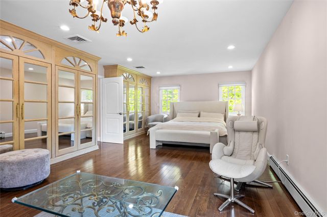 6 The Hollows W, East Norwich, NY 11732