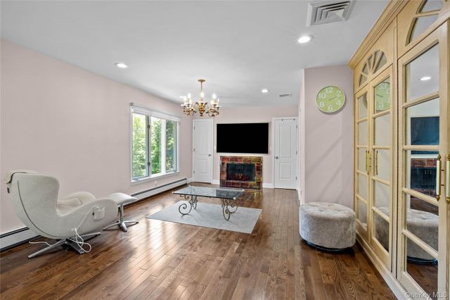 6 The Hollows W, East Norwich, NY 11732
