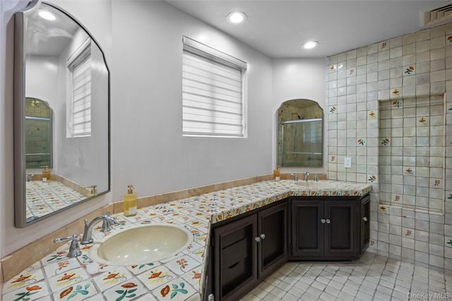6 The Hollows W, East Norwich, NY 11732