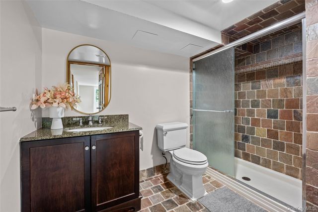 6 The Hollows W, East Norwich, NY 11732