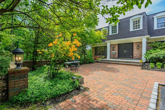 6 The Hollows W, East Norwich, NY 11732